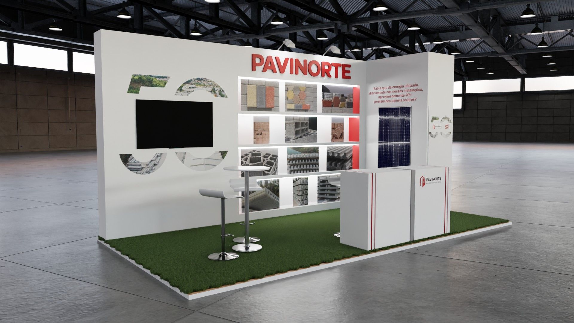 Stand Pavinorte de três-quartos, com as prateleiras de produtos, um painel solar junto ao balcão e piso de relva.
