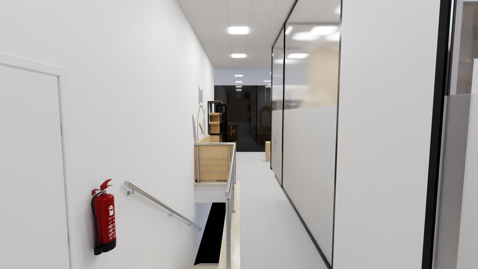 Corredor com pavimento claro, divisórias de vidro, extintor na parede e uma escada com corrimão de inox a descer para o piso inferior.